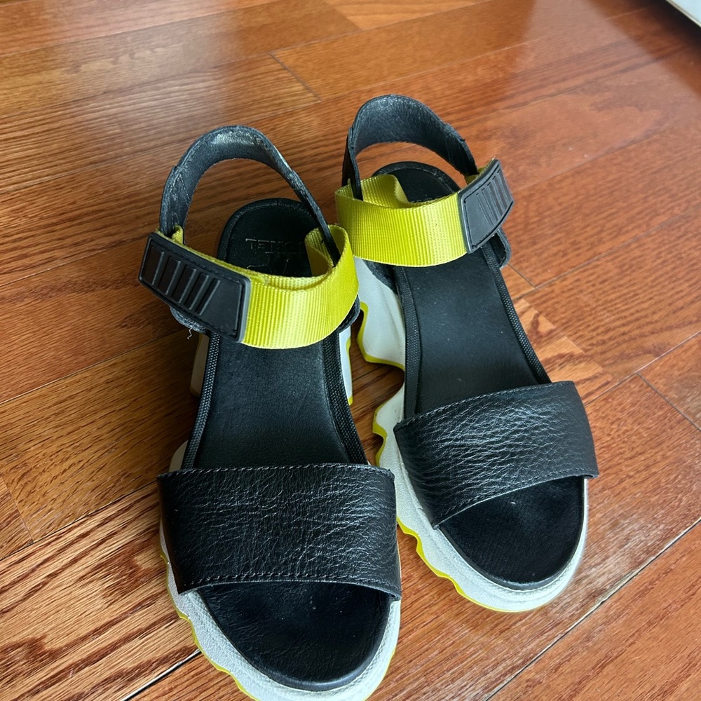 Sorel Black and Yellow Sporty Sandals